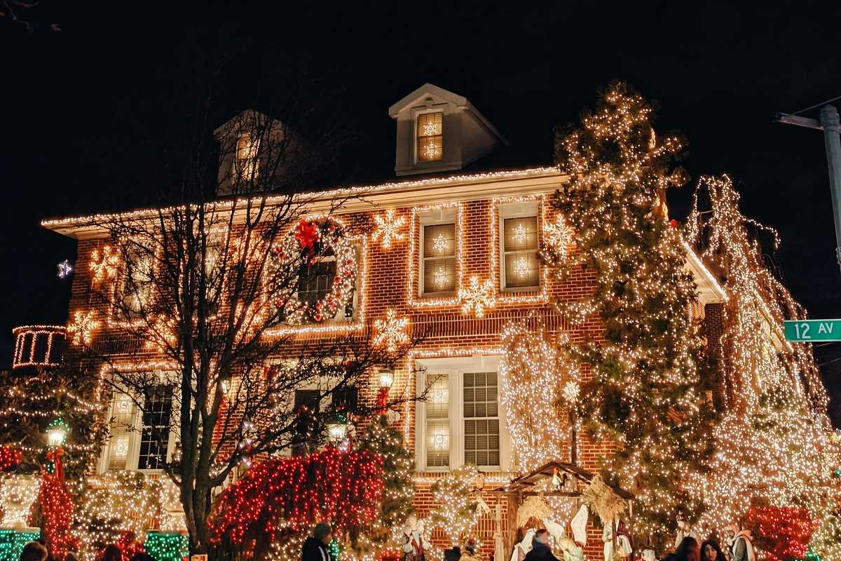 How to Choose the Best Holiday Lights for Your Home